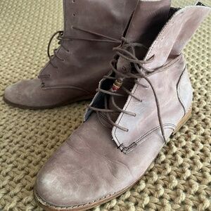 OLUKAI WOMEN'S 'O LAILA LEATHER LOW LACE UP FOLDABLE BOOTS in Willow US 8.5